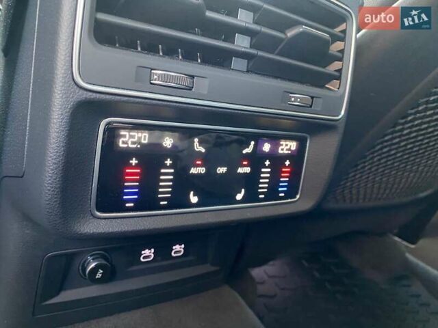 Серый Ауди Q8, объемом двигателя 3 л и пробегом 61 тыс. км за 63000 $, фото 82 на Automoto.ua