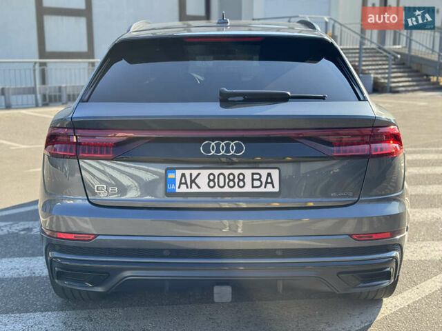 Серый Ауди Q8, объемом двигателя 3 л и пробегом 63 тыс. км за 59900 $, фото 3 на Automoto.ua