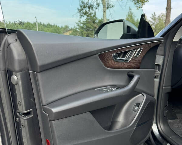 Серый Ауди Q8, объемом двигателя 3 л и пробегом 61 тыс. км за 56000 $, фото 25 на Automoto.ua