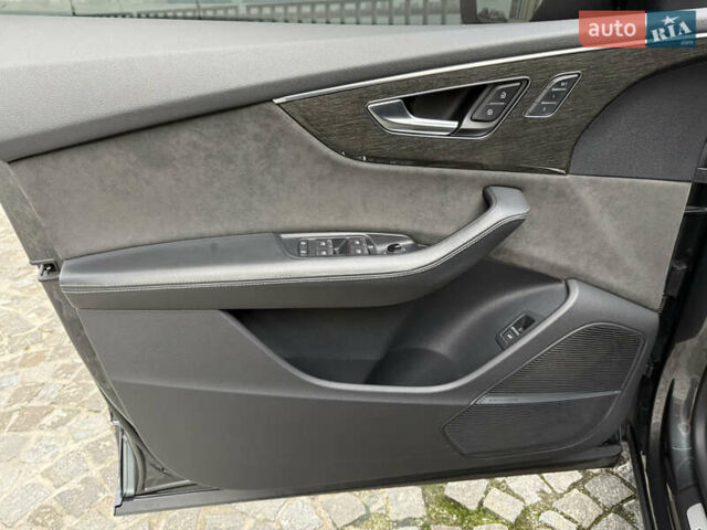 Серый Ауди Q8, объемом двигателя 2.97 л и пробегом 74 тыс. км за 72999 $, фото 13 на Automoto.ua