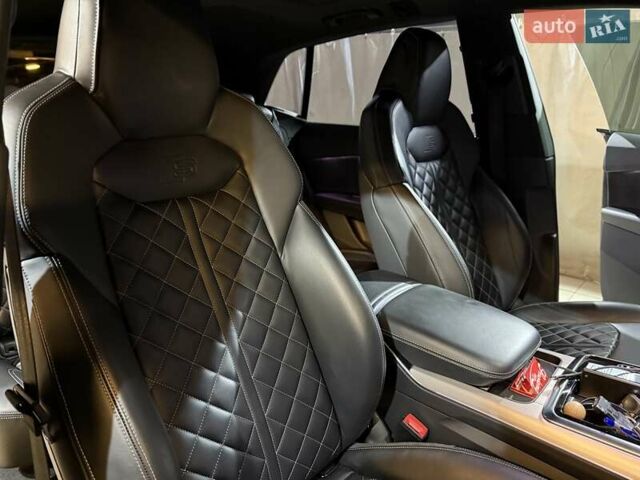 Серый Ауди Q8, объемом двигателя 2.97 л и пробегом 125 тыс. км за 67777 $, фото 46 на Automoto.ua
