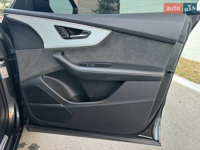 Серый Ауди Q8, объемом двигателя 3 л и пробегом 90 тыс. км за 68500 $, фото 65 на Automoto.ua