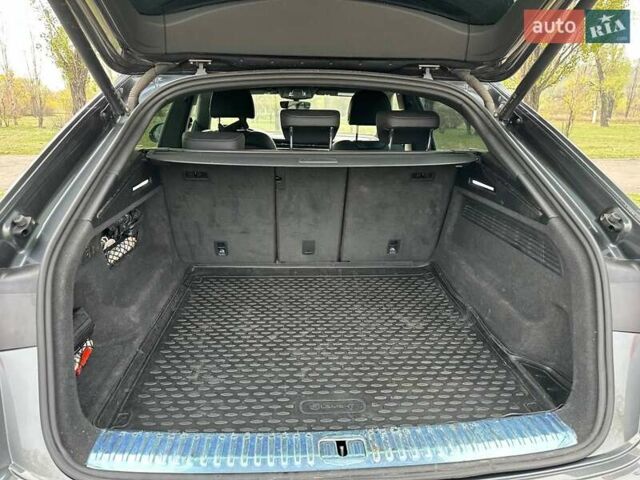 Ауді Q8 2021 у Кам'янське (Дніпродзержинськ) на Automoto.ua Сірий Ауді Q8, об'ємом двигуна 2.97 л та пробігом 165 тис. км за 53999 $, фото 20 на Automoto.ua