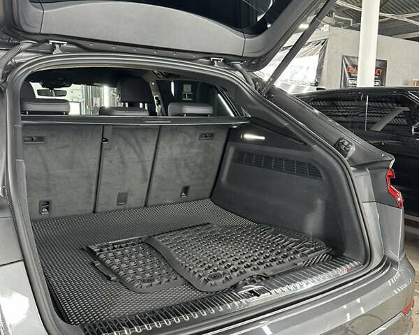 Сірий Ауді Q8, об'ємом двигуна 2.97 л та пробігом 52 тис. км за 75500 $, фото 23 на Automoto.ua