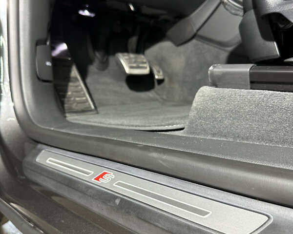Сірий Ауді Q8, об'ємом двигуна 2.97 л та пробігом 52 тис. км за 75500 $, фото 35 на Automoto.ua