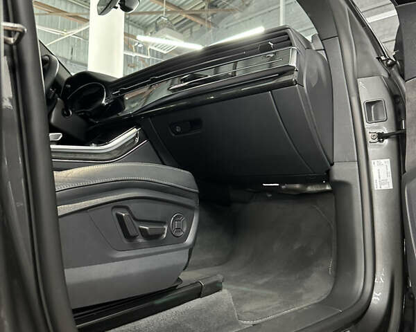 Сірий Ауді Q8, об'ємом двигуна 2.97 л та пробігом 52 тис. км за 75500 $, фото 11 на Automoto.ua