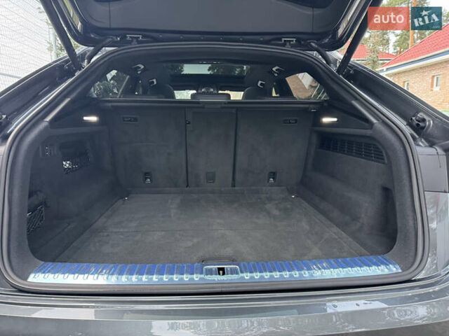 Сірий Ауді Q8, об'ємом двигуна 3 л та пробігом 24 тис. км за 89999 $, фото 53 на Automoto.ua
