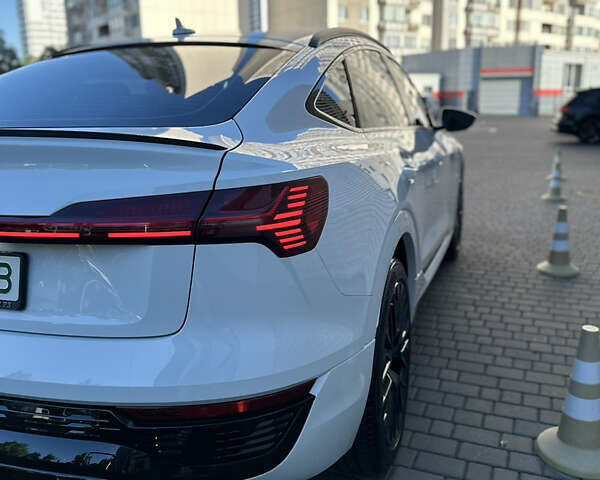Білий Ауді Q8 e-tron, об'ємом двигуна 0 л та пробігом 24 тис. км за 67500 $, фото 5 на Automoto.ua