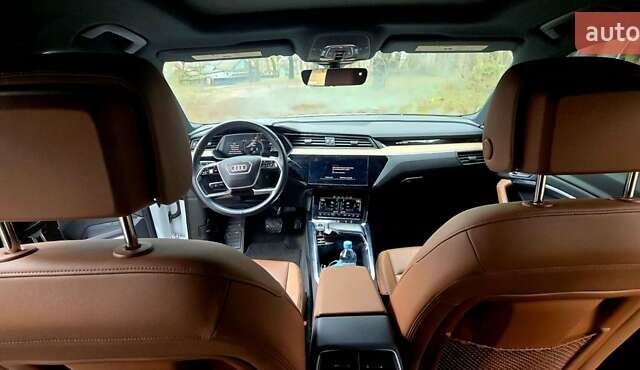 Білий Ауді Q8 e-tron, об'ємом двигуна 0 л та пробігом 17 тис. км за 50000 $, фото 31 на Automoto.ua