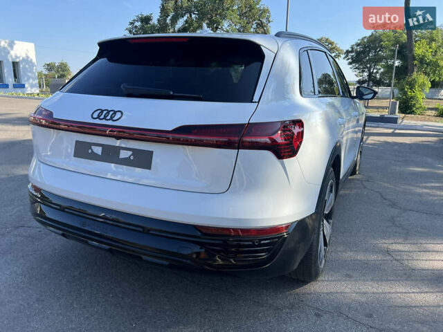 Белый Ауди Q8 e-tron, объемом двигателя 0 л и пробегом 2 тыс. км за 59500 $, фото 2 на Automoto.ua