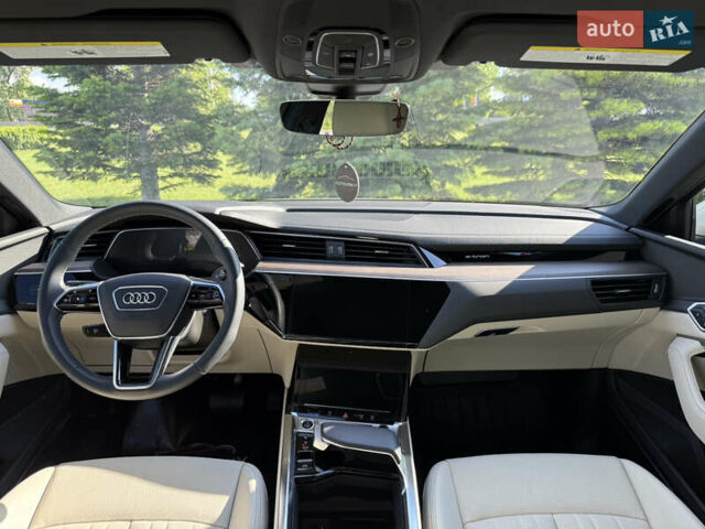 Белый Ауди Q8 e-tron, объемом двигателя 0 л и пробегом 10 тыс. км за 52000 $, фото 6 на Automoto.ua