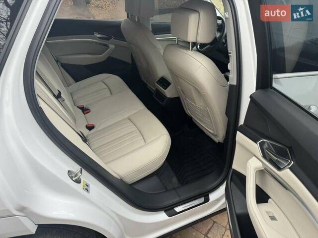 Белый Ауди Q8 e-tron, объемом двигателя 0 л и пробегом 63 тыс. км за 47800 $, фото 24 на Automoto.ua