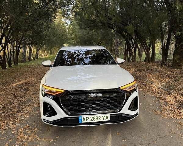 Белый Ауди Q8 e-tron, объемом двигателя 0 л и пробегом 11 тыс. км за 51000 $, фото 2 на Automoto.ua