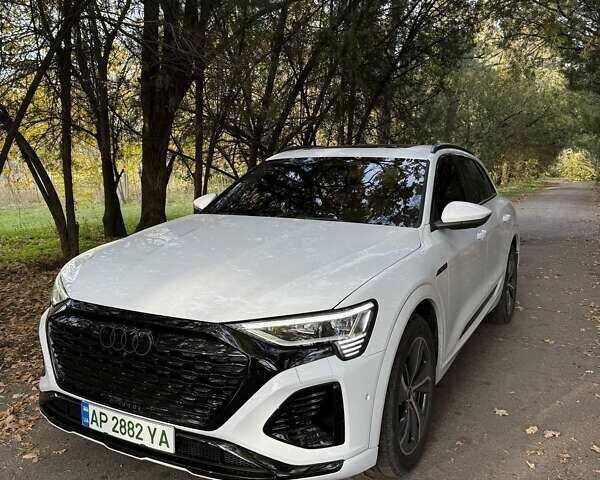 Белый Ауди Q8 e-tron, объемом двигателя 0 л и пробегом 11 тыс. км за 51000 $, фото 12 на Automoto.ua