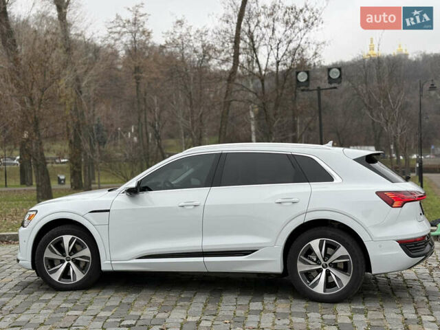 Белый Ауди Q8 e-tron, объемом двигателя 0 л и пробегом 17 тыс. км за 56500 $, фото 7 на Automoto.ua