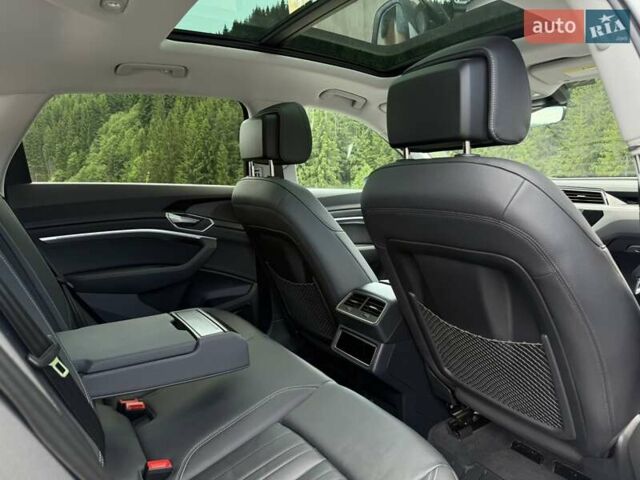 Білий Ауді Q8 e-tron, об'ємом двигуна 0 л та пробігом 5 тис. км за 46999 $, фото 21 на Automoto.ua