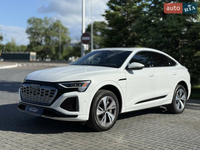 Белый Ауди Q8 e-tron, объемом двигателя 0 л и пробегом 10 тыс. км за 52000 $, фото 5 на Automoto.ua