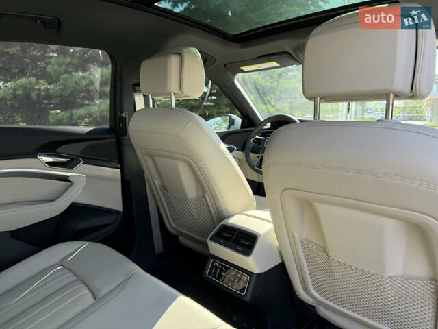Белый Ауди Q8 e-tron, объемом двигателя 0 л и пробегом 10 тыс. км за 52000 $, фото 14 на Automoto.ua