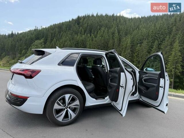 Білий Ауді Q8 e-tron, об'ємом двигуна 0 л та пробігом 5 тис. км за 46999 $, фото 12 на Automoto.ua