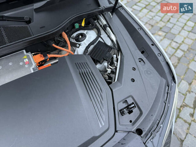 Белый Ауди Q8 e-tron, объемом двигателя 0 л и пробегом 17 тыс. км за 56500 $, фото 63 на Automoto.ua