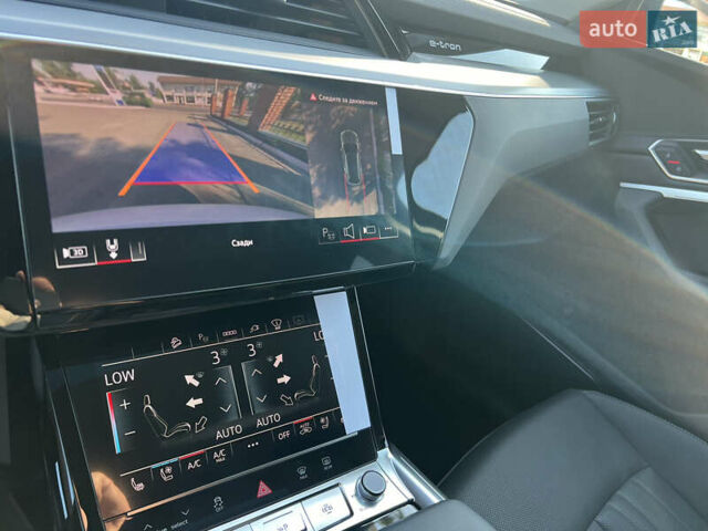 Белый Ауди Q8 e-tron, объемом двигателя 0 л и пробегом 2 тыс. км за 59500 $, фото 31 на Automoto.ua