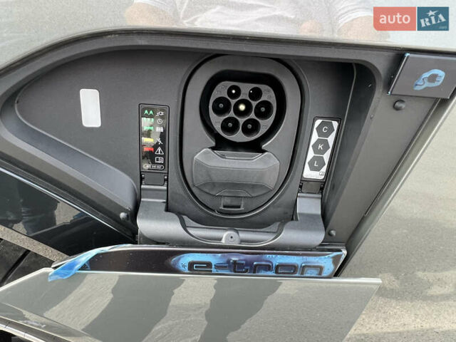 Белый Ауди Q8 e-tron, объемом двигателя 0 л и пробегом 2 тыс. км за 59500 $, фото 40 на Automoto.ua