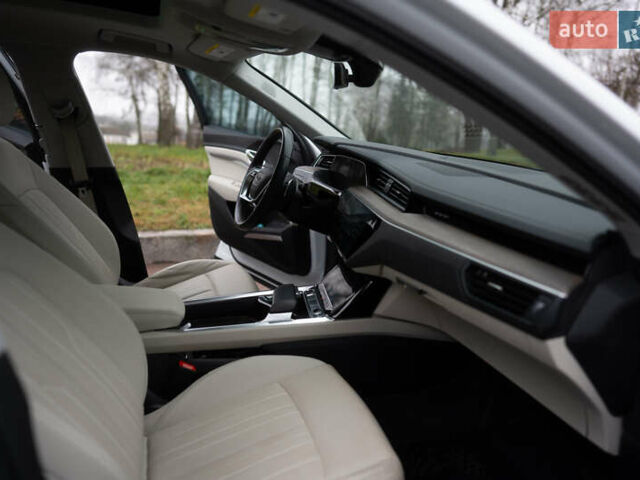 Белый Ауди Q8 e-tron, объемом двигателя 0 л и пробегом 30 тыс. км за 53500 $, фото 24 на Automoto.ua