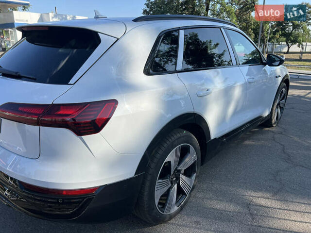 Белый Ауди Q8 e-tron, объемом двигателя 0 л и пробегом 2 тыс. км за 59500 $, фото 4 на Automoto.ua