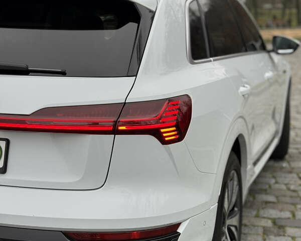 Белый Ауди Q8 e-tron, объемом двигателя 0 л и пробегом 17 тыс. км за 56500 $, фото 18 на Automoto.ua