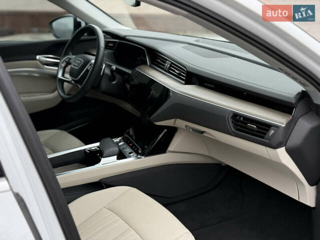 Белый Ауди Q8 e-tron, объемом двигателя 0 л и пробегом 17 тыс. км за 56500 $, фото 37 на Automoto.ua