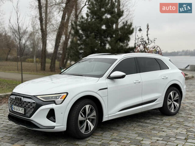 Белый Ауди Q8 e-tron, объемом двигателя 0 л и пробегом 17 тыс. км за 56500 $, фото 8 на Automoto.ua