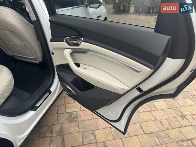 Белый Ауди Q8 e-tron, объемом двигателя 0 л и пробегом 63 тыс. км за 47800 $, фото 23 на Automoto.ua