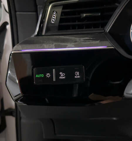 Белый Ауди Q8 e-tron, объемом двигателя 0 л и пробегом 72 тыс. км за 52000 $, фото 17 на Automoto.ua
