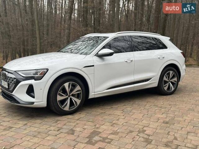 Белый Ауди Q8 e-tron, объемом двигателя 0 л и пробегом 63 тыс. км за 47800 $, фото 53 на Automoto.ua