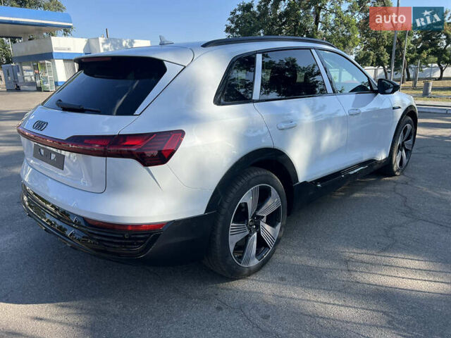 Белый Ауди Q8 e-tron, объемом двигателя 0 л и пробегом 2 тыс. км за 59500 $, фото 3 на Automoto.ua