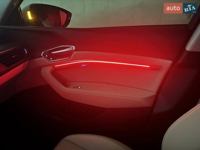 Белый Ауди Q8 e-tron, объемом двигателя 0 л и пробегом 63 тыс. км за 47800 $, фото 40 на Automoto.ua