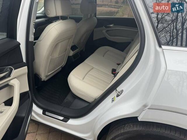 Белый Ауди Q8 e-tron, объемом двигателя 0 л и пробегом 63 тыс. км за 47800 $, фото 18 на Automoto.ua