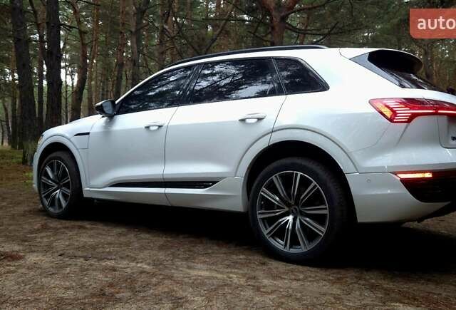 Білий Ауді Q8 e-tron, об'ємом двигуна 0 л та пробігом 17 тис. км за 50000 $, фото 13 на Automoto.ua