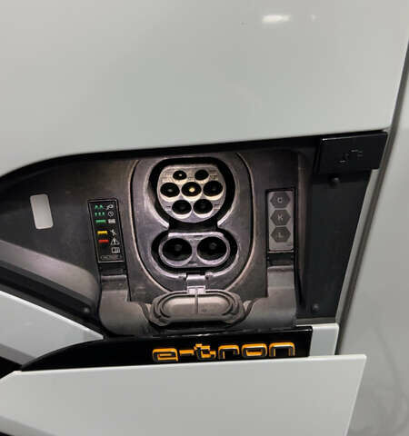 Белый Ауди Q8 e-tron, объемом двигателя 0 л и пробегом 72 тыс. км за 52000 $, фото 26 на Automoto.ua