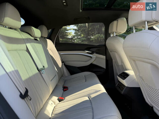 Белый Ауди Q8 e-tron, объемом двигателя 0 л и пробегом 10 тыс. км за 52000 $, фото 15 на Automoto.ua