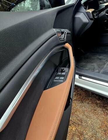 Білий Ауді Q8 e-tron, об'ємом двигуна 0 л та пробігом 17 тис. км за 50000 $, фото 36 на Automoto.ua