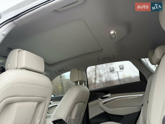 Белый Ауди Q8 e-tron, объемом двигателя 0 л и пробегом 17 тыс. км за 56500 $, фото 51 на Automoto.ua