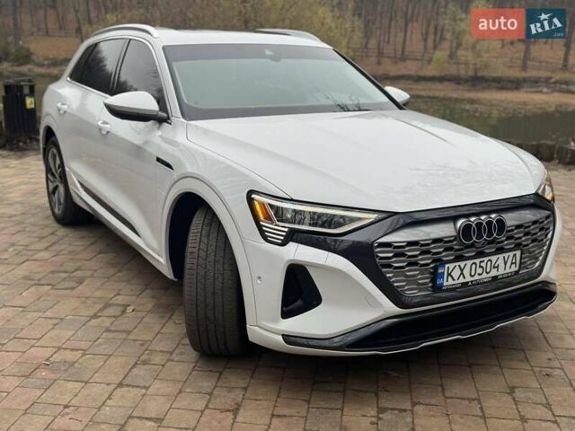 Белый Ауди Q8 e-tron, объемом двигателя 0 л и пробегом 63 тыс. км за 47800 $, фото 11 на Automoto.ua
