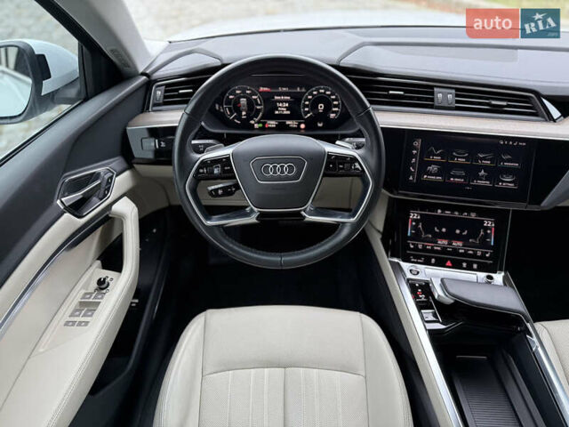 Белый Ауди Q8 e-tron, объемом двигателя 0 л и пробегом 17 тыс. км за 56500 $, фото 47 на Automoto.ua