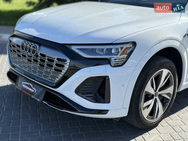 Белый Ауди Q8 e-tron, объемом двигателя 0 л и пробегом 10 тыс. км за 52000 $, фото 1 на Automoto.ua