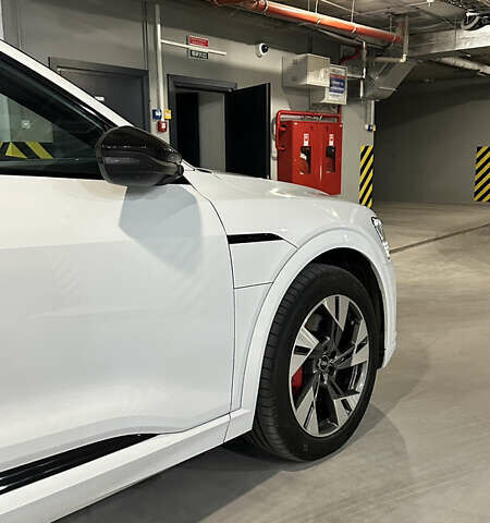 Белый Ауди Q8 e-tron, объемом двигателя 0 л и пробегом 72 тыс. км за 52000 $, фото 9 на Automoto.ua
