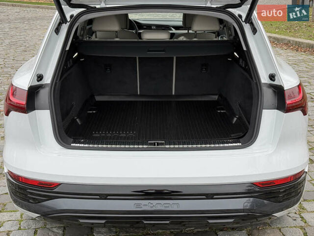 Белый Ауди Q8 e-tron, объемом двигателя 0 л и пробегом 17 тыс. км за 56500 $, фото 31 на Automoto.ua