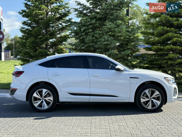 Белый Ауди Q8 e-tron, объемом двигателя 0 л и пробегом 10 тыс. км за 52000 $, фото 22 на Automoto.ua