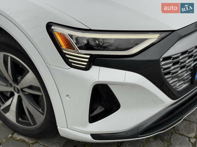 Белый Ауди Q8 e-tron, объемом двигателя 0 л и пробегом 17 тыс. км за 56500 $, фото 12 на Automoto.ua