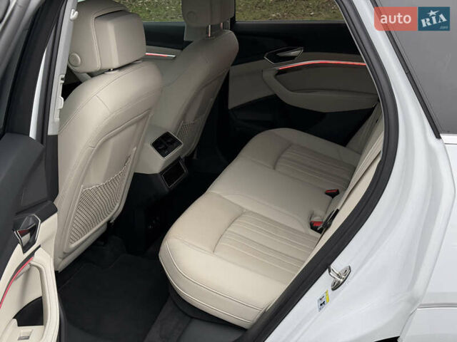 Белый Ауди Q8 e-tron, объемом двигателя 0 л и пробегом 17 тыс. км за 56500 $, фото 27 на Automoto.ua